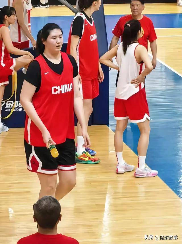 女篮赛事打破僵局，选手斗志昂扬
